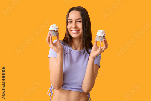 Young woman with sweet cupc...