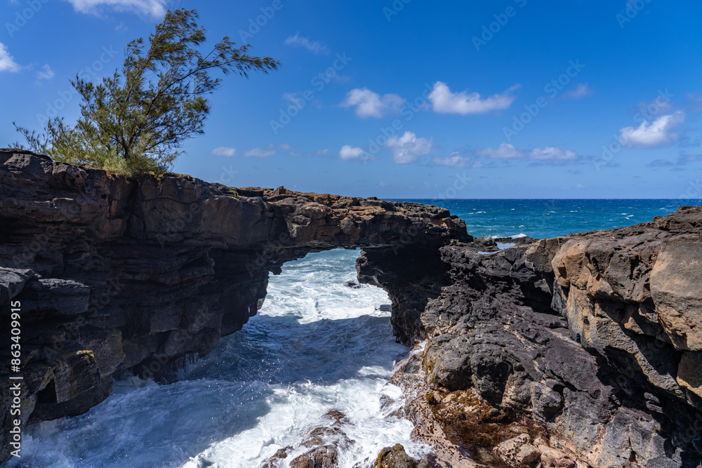 Obraz premium Lava rock Sea Arch, Makahuena Light, Koloa, Kauai South Shore，Hawaii. Koloa Volcanics 