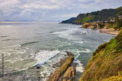 Fotografía Rugged Oregon Coastline with Lush Cliffs and Stormy Sky from Elevated View