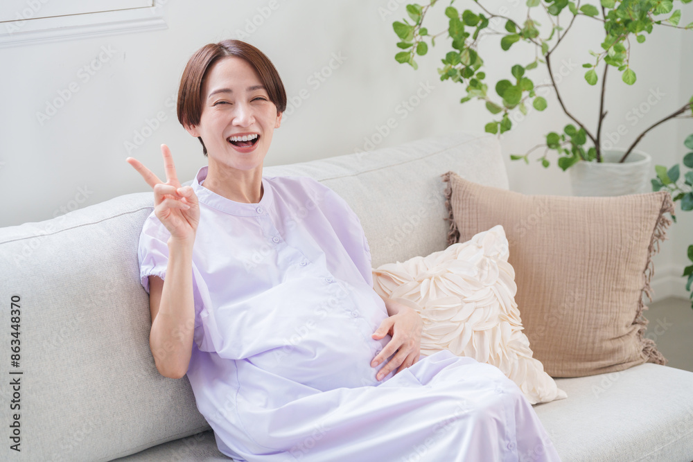 ピースする笑顔の妊婦 ピースする笑顔の妊婦