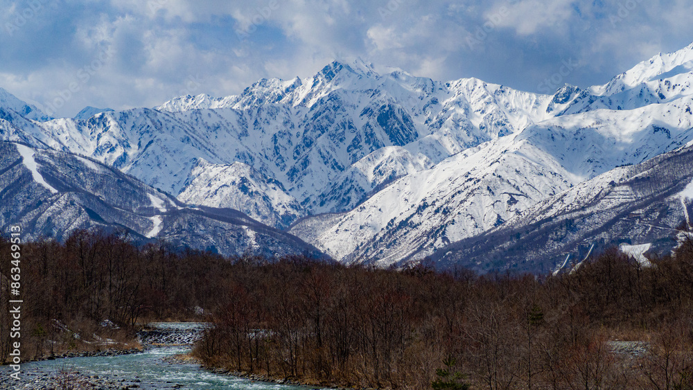 Fototapeta premium 雪の北アルプスと松川 長野県白馬村