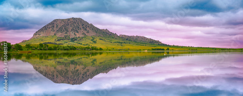 Photos Bear Butte, or Paha Sapa in Lakota language for Black Hills, reflected on the Be
