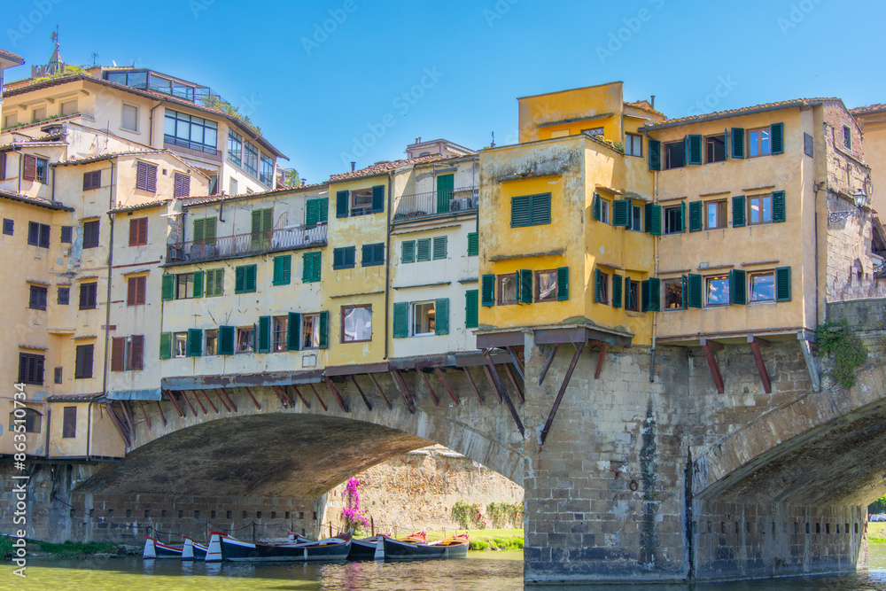 Obraz premium View of the famous Ponte Vecchio over the Arno river in the city of Florence in Italy.