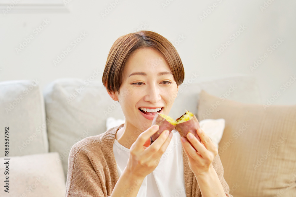女性、焼き芋、焼芋、食べる、焼きいも、腸活、自宅、笑顔、リビング、持つ、さつまいも、健康、さつま芋、嬉しい、健康管理、40代、美容、サツマイモ、ヘルスケア、30代、喜ぶ、ヘルシ 女性、焼き芋、焼芋、食べる、焼きいも、腸活、自宅、笑顔、リビング、持つ、さつまいも、健康、さつま芋、嬉しい、健康管理、40代、美容、サツマイモ、ヘルスケア、30代、喜ぶ、ヘルシ