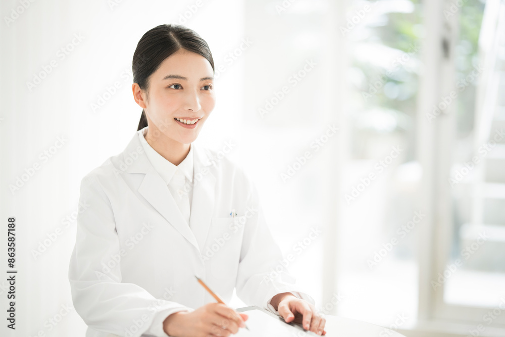 白衣を着た女性 白衣を着た女性