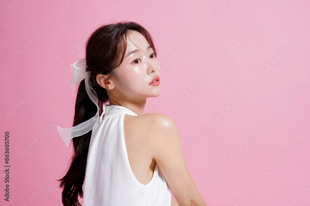 ピンク背景で撮影をした若い女性の軽やかなビューティー ポートレート ピンク背景で撮影をした若い女性の軽やかなビューティー ポートレート