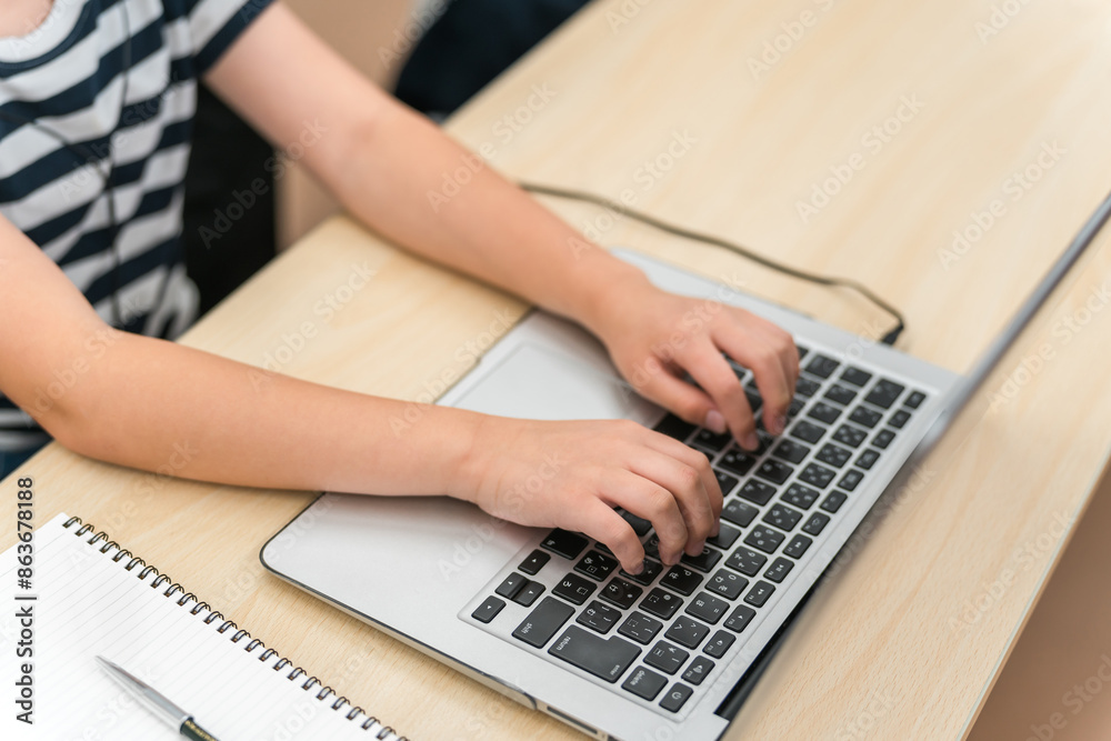 プログラミング教育を受けノートパソコンを使う小学生の男の子の手元
プログラミング教育を受けノートパソコンを使う小学生の男の子の手元