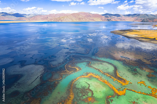 Fototapeta Naklejka Na Ścianę i Meble -  The colorful lakeside of Yamdrok Yumtso（Yamzhog Yumco）in Tibet