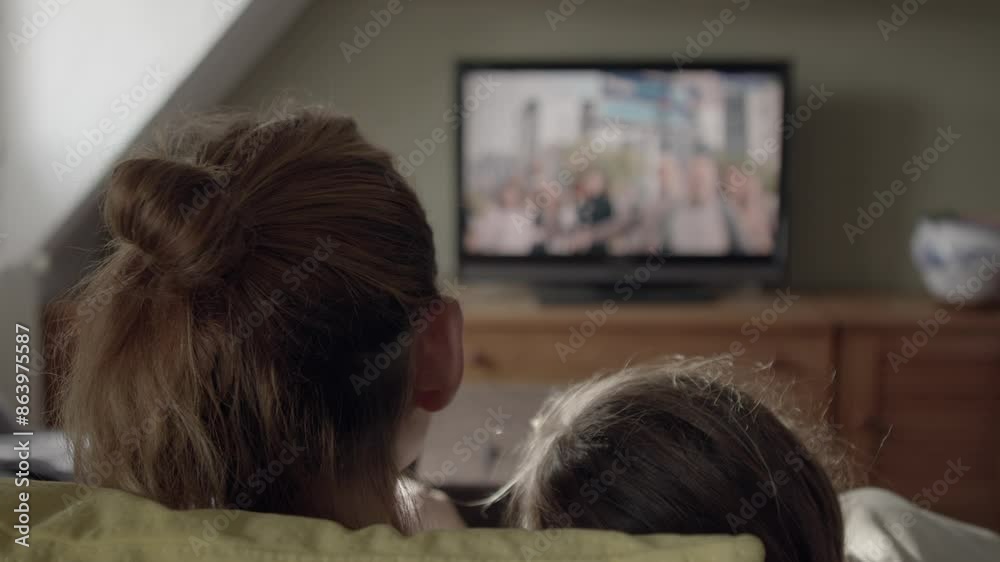 Madre e hija ven la TV 