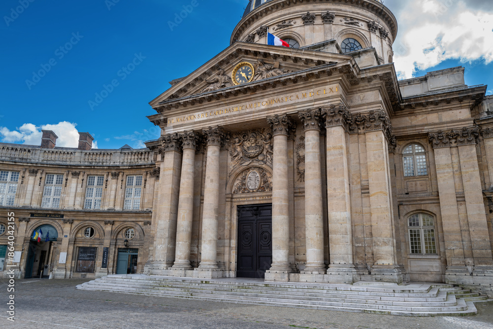 Obraz premium La bibliothèque Mazarine à l'institut de France dans le centre ville de Paris en France