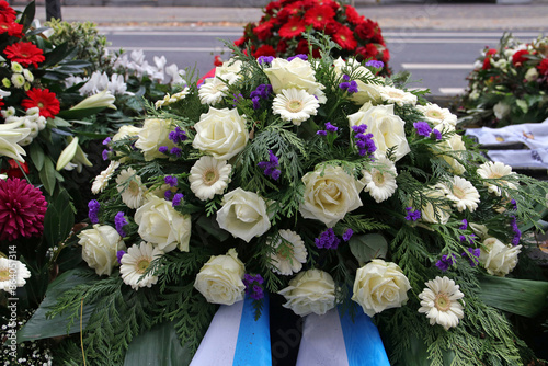 blumen an einer gedenkstätte