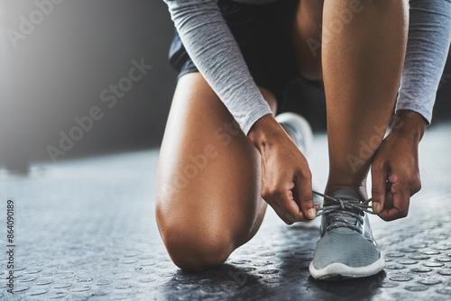 Foto Fitness, hands and person tie shoes to start exercise, training or workout at health club on floor