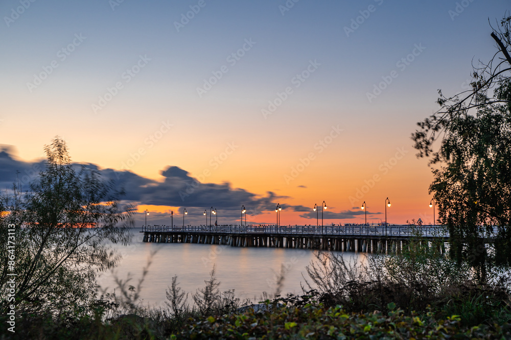 Obraz premium morze , plaża , chmury , sztorm , fale, Bałtyk, morze Bałtyckie, wydmy, statek , kuter, molo , Gdynia 