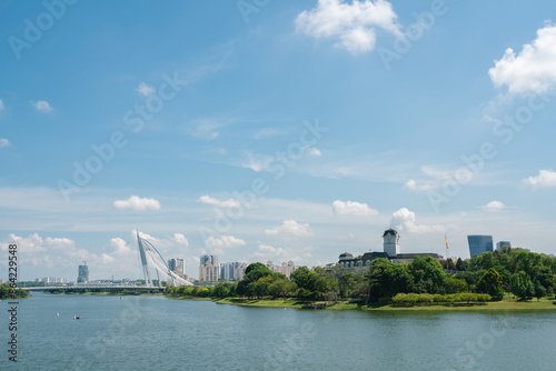 Obraz na płótnie View of Seri Wawasan Bridge and lake city in Putrajaya, Malaysia w salonie
