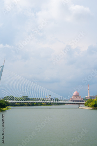 Obraz na płótnie View of Masjid Putra Mosque and Seri Wawasan Bridge in Putrajaya, Malaysia w salonie