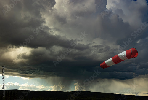 Sturmwolken am Horizont mit einem Windsack im Vordergrund