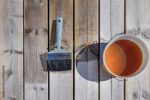 Holzterasse mit Naturöl einlassen