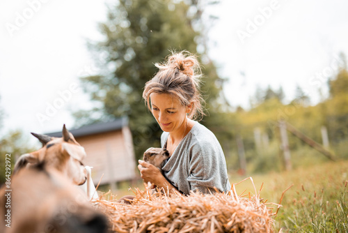 kobieta  z kożlęciem photo