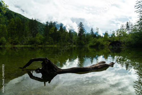 Bergpanorama und Naturwunder: Die Koppenwinkellacke in Obertraun, Salzkammergut, Österreich photo