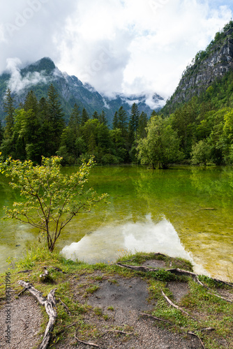 Bergpanorama und Naturwunder: Die Koppenwinkellacke in Obertraun, Salzkammergut, Österreich photo