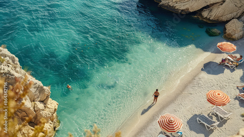Fototapeta Naklejka Na Ścianę i Meble -  vue aérienne d'une petite plage de sable entre les rochers en été