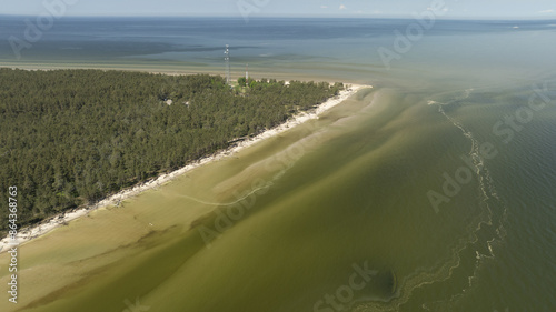 Foto A bird's-eye perspective of a sizable water body with a sandy shore in the fore