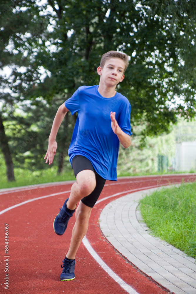 Obraz premium An athlete runs along a stadium bend.