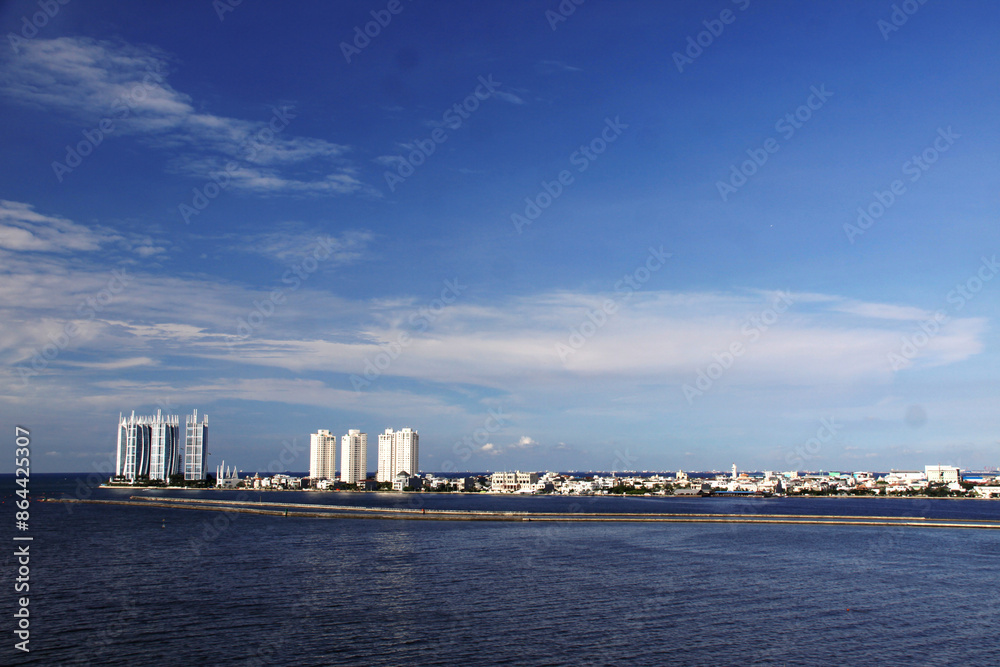 Naklejka premium city skyline at sunset