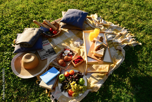 Set for romantic picnic wit...