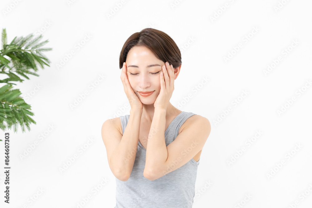 頬を触るミドル女性