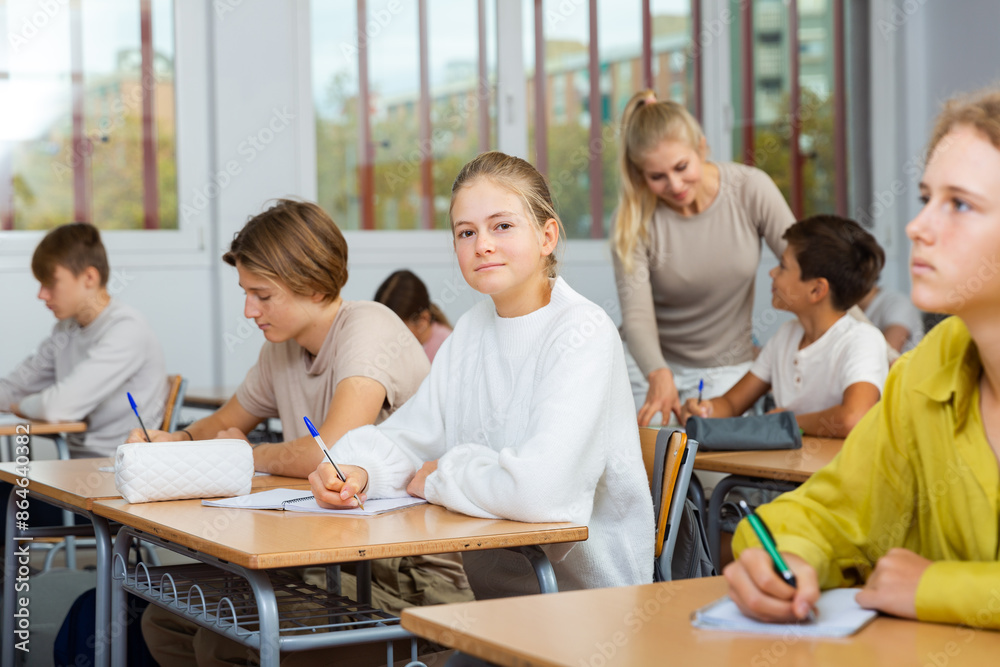 Obraz premium Student is sitting test and answer about task in the classroom.