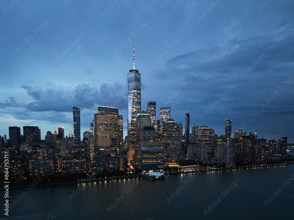 Obraz premium NYC aerial night view. New York City skyline, cityscape of Manhattan in USA. New York City NYC Manhattan Downtown Skyline, from Jersey City USA.