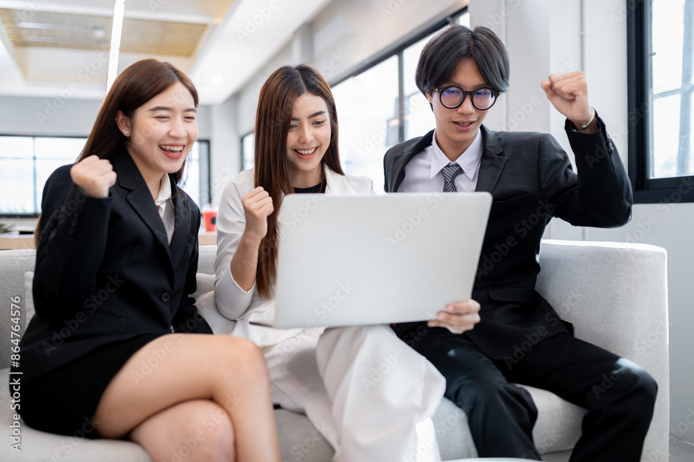 Business Team uses laptop to analyze data to trade stocks on the stock exchange Business Team uses laptop to analyze data to trade stocks on the stock exchange
