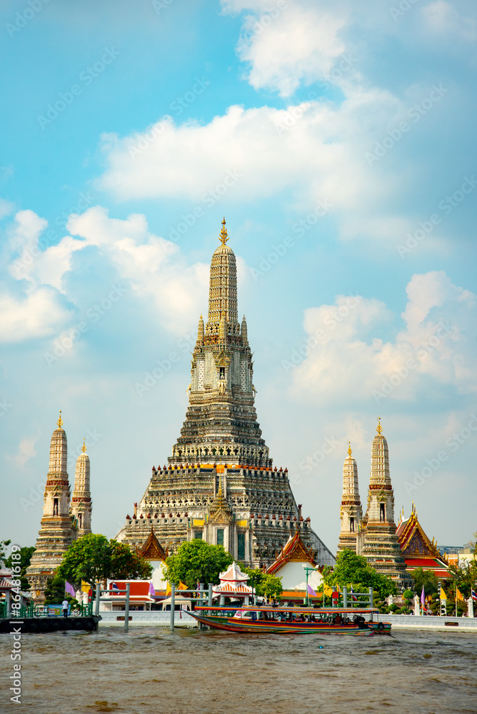 Naklejka premium バンコクにあるワット・アルンのとても美しい風景