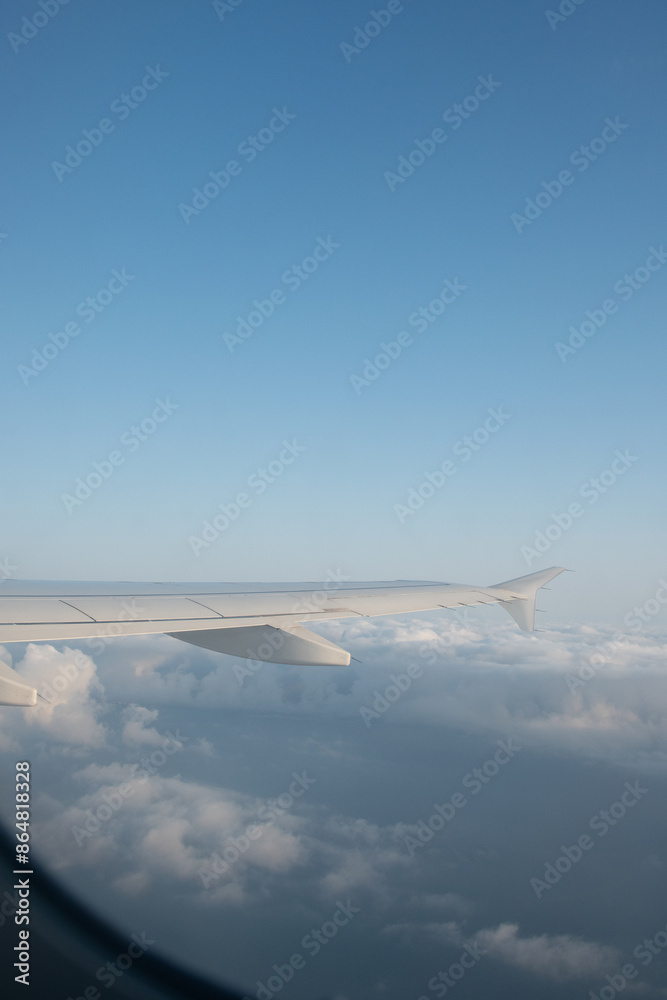 Obraz premium Vistas desde la ventanilla del avión volando sobre las nubes