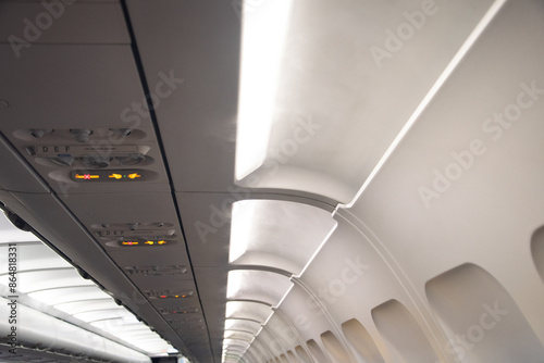 Detalle del techo de un avión comercial