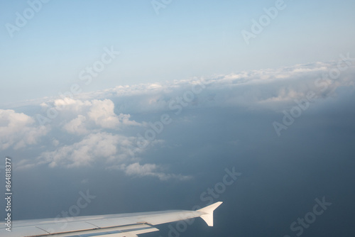 Vistas desde un avión volando sobre las nubes