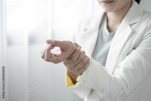 Konstfotografi Woman hand with wrist pain numbness and pain in the palm of the hand has pain an