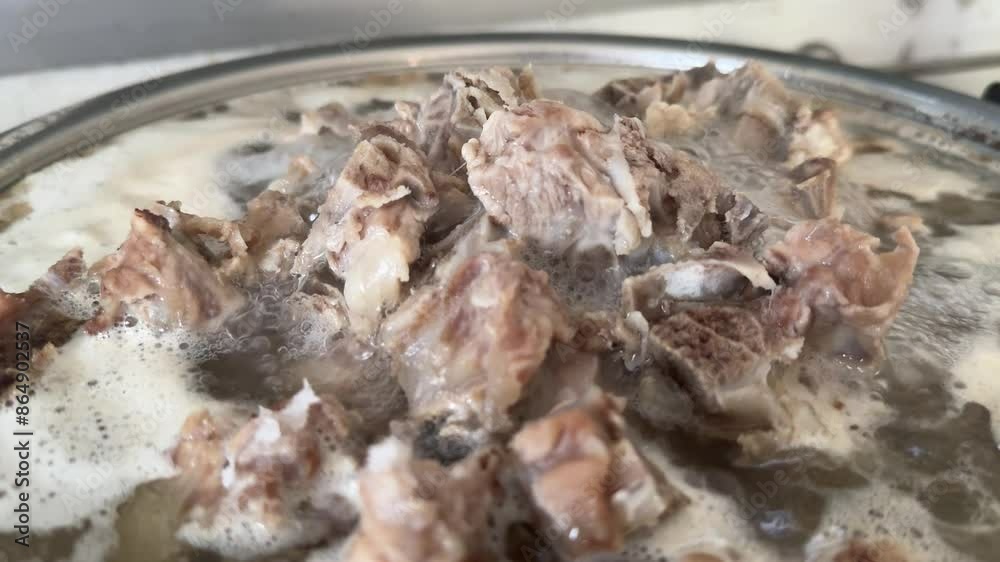 Boiling, stewing pork bones with heat to make them soft for use in cooking in the next step. Boiling, stewing pork bones with heat to make them soft for use in cooking in the next step.