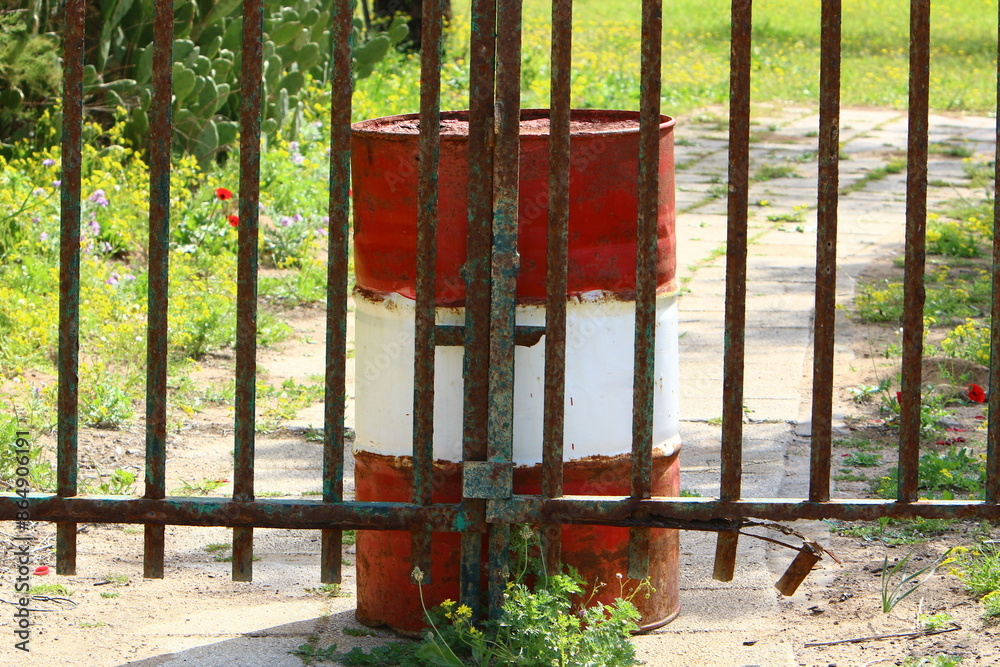 Large barrel for transporting liquids. Large barrel for transporting liquids.