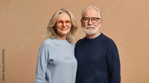 The elderly couple smiles warmly © Alex