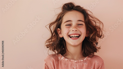 Niña sonriendo sobre un fondo liso