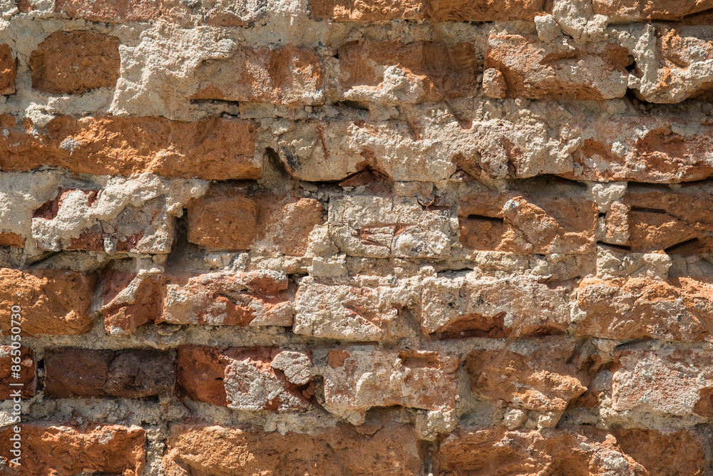Fototapeta premium Stara ściana budynku z cegły w promieniach słońca.