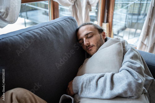 Persona durmiendo. Joven durmiendo en el sofa. Durmiendo en el sofa.