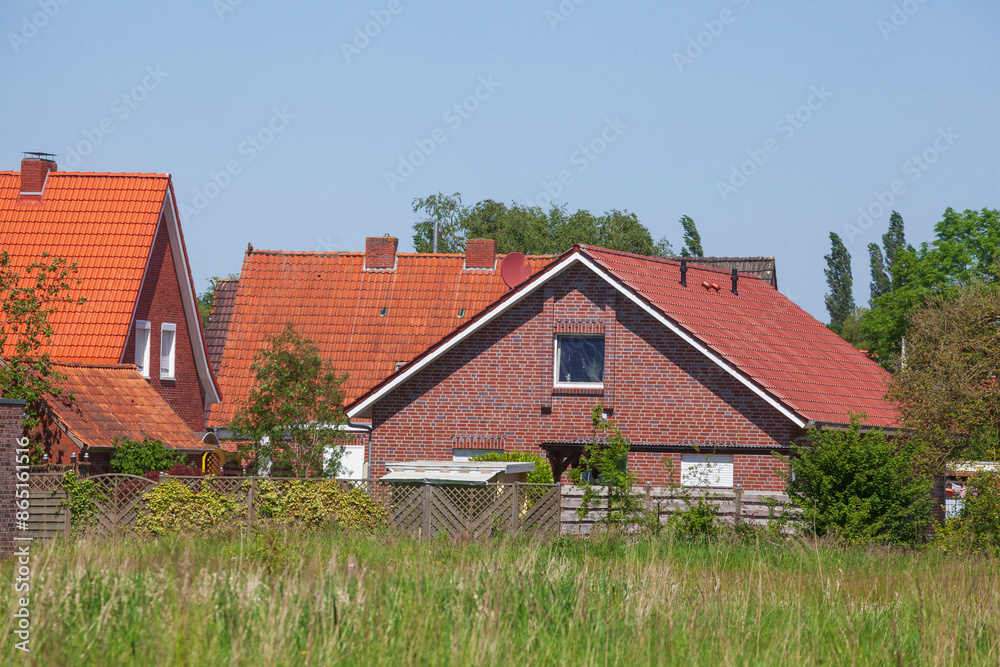 Wohngebäude, Einfamilienhäuser aus Backstein im Grünen, Leer, Ostfriesland, Niedersachsen, Deutschland Wohngebäude, Einfamilienhäuser aus Backstein im Grünen, Leer, Ostfriesland, Niedersachsen, Deutschland