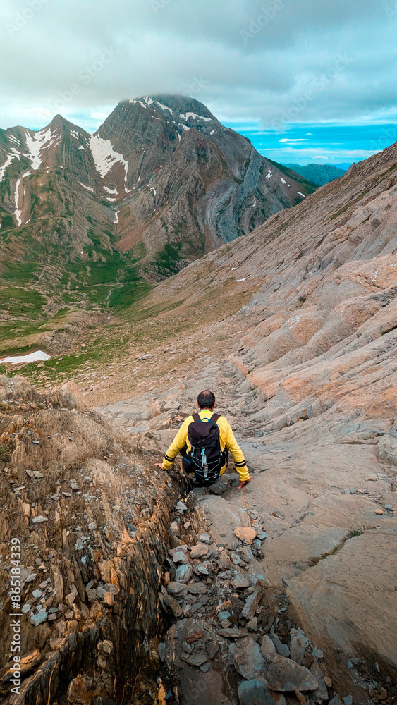 Obraz premium A man embarks on a challenging hike to Pico Aguerri, immersed in the natural splendor of the Western Valleys, near the Gabardito Refuge and the Selva de Oza.