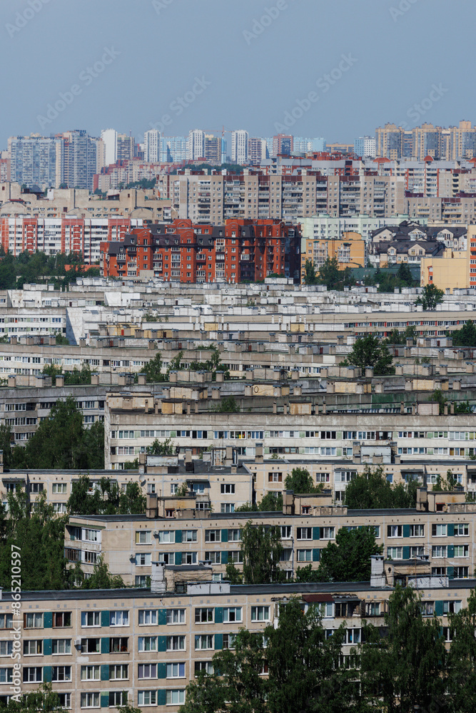 Naklejka premium Modern multi-storey residential building is modern. Panel brick high-rise building in a green area of the old town. Top view on a sunny day. concept of real estate rental construction. Housing stock