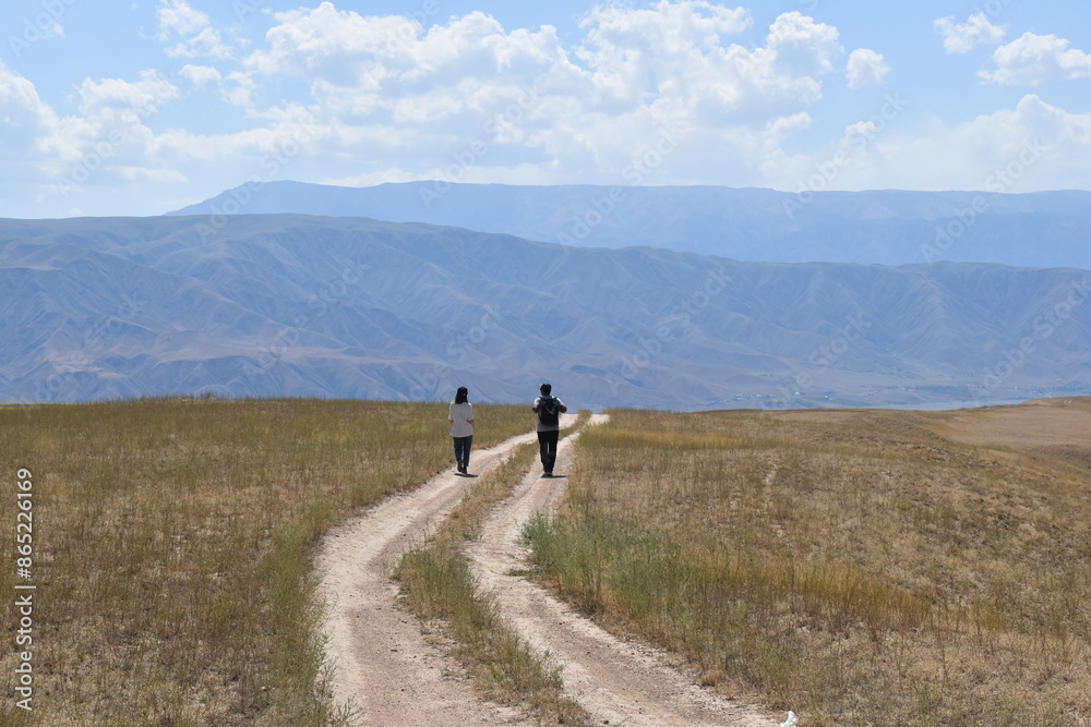 Obraz premium Long and winding dirt roads going through the countryside and mountains of Kyrgyzstan