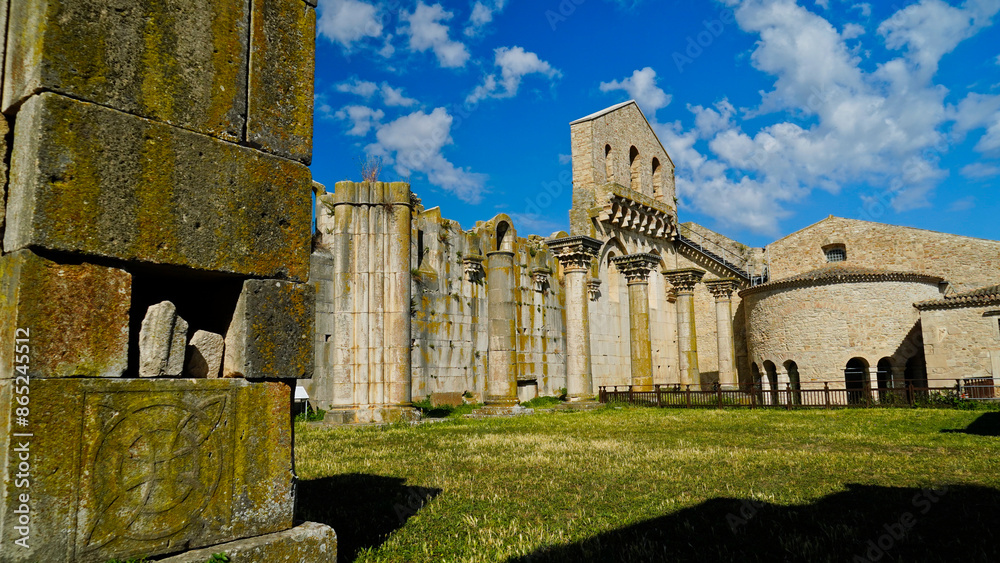 Fototapeta premium Il complesso della Santissima Trinità, detto anche l'Incompiuta di Venosa, Potenza, Basilicata. Italy