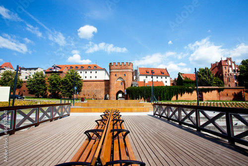 Plakat w ramie Widok na zabytkową bramę na bulwarze w Toruniu, Polska. View of the historic gate on the boulevard in Torun, Poland.